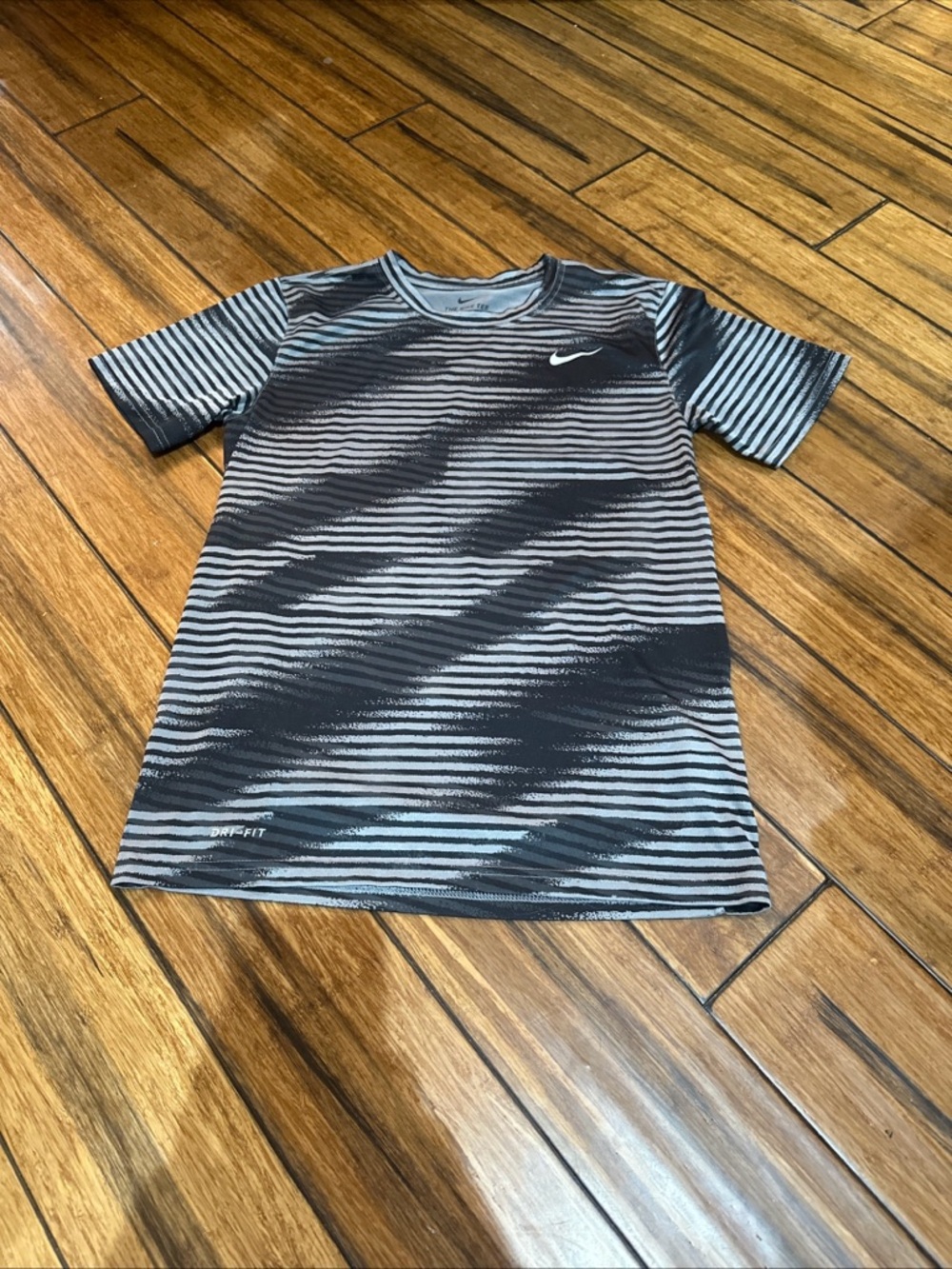 The Nike Tee Sri-fit Size Small EUC Black/gray